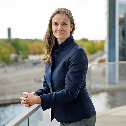 Portrait Isabell Halletz Portraitfoto von Isabell Halletz vor dem Bundestag im Berliner Reichstag