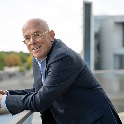 Portrait Thomas Greiner Portraitfoto von Thomas Greiner vor hellem Hintergrund